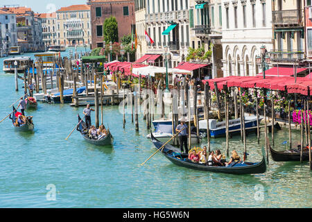 Venezia,Italy-August 17,2014:vista di una famosa gondole con turisti sul Canal Grande di Venezia durante un giorno d'estate. Foto Stock