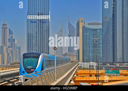 Antenna metropolitana quartiere finanziario Dubai Emirati Arabi Uniti Foto Stock