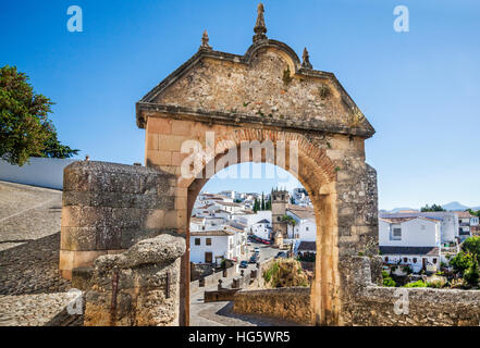 Spagna, Andalusia, provincia di Malaga, Ronda, Iglesia de Nuestro Padre Jesus e Puente Viejo (Ponte Vecchio), attraverso El Tajo Gorge Foto Stock