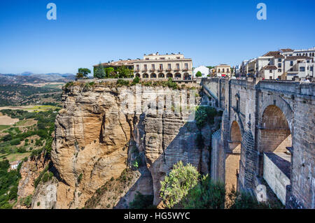 Spagna, Andalusia, provincia di Malaga, Ronda, Puente Nueva spanning il divario di El Tajo Gorge, con vista de La Ciudad, la Città Vecchia Foto Stock