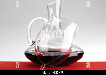 Decanter e vino di vetro riempita con il vino rosso Foto Stock