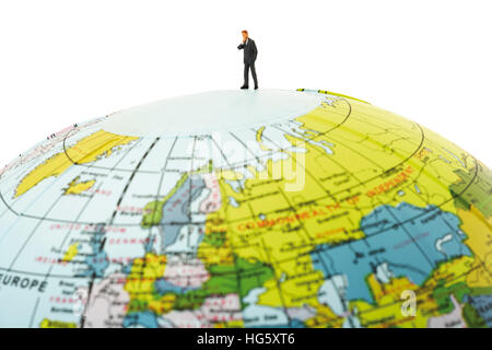 Business executive sulla parte superiore di un globo terrestre Foto Stock