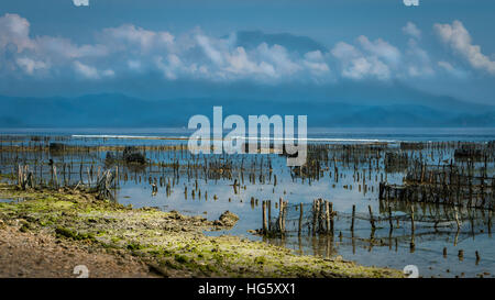Una bellissima vista di San Agung Vulcano coperto da nuvole di Bali da Nusa Penida Island Foto Stock