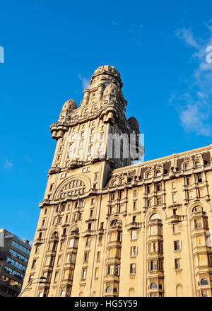 Uruguay, Montevideo, vista del Palazzo Salvo sulla Piazza Indipendenza. Foto Stock