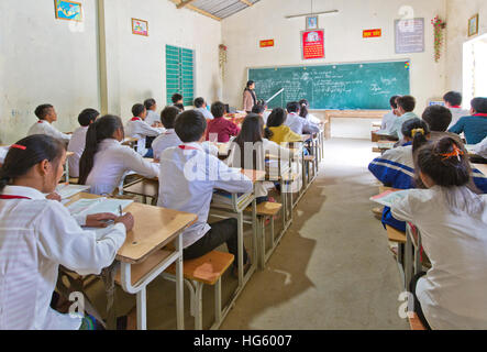 Gli studenti che frequentano la classe, insegnante istruire la lezione di inglese. Foto Stock