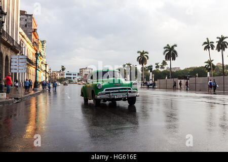 L'Avana, Cuba 2016.01.22 classico auto americane guidare su strade piovose round Parc Centrale a l'Avana, Cuba. Foto Stock