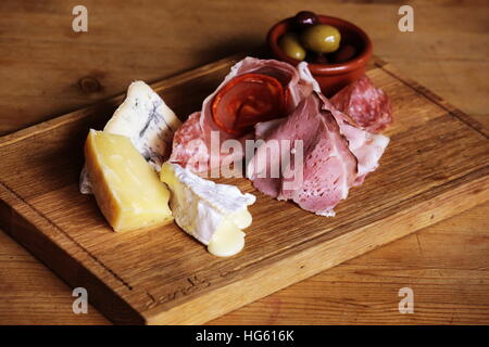 Scheda di salumi con formaggi, salumi e olive Foto Stock