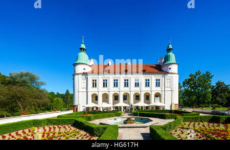 Castello rinascimentale, Palazzo di Baranow Sandomierski in Polonia, spesso chiamato "little Wawel' con una fontana e giardino Foto Stock