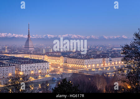 Torino alta definizione panorama al blue ora con Mole Antonelliana Piazza Vittorio e sullo sfondo le Alpi Foto Stock
