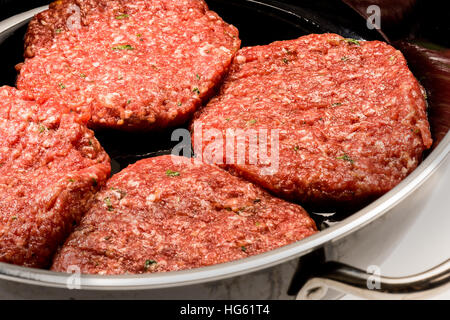 Hamburger Patty polpette di carne. Un fast food, materie carni bovine fresche round uniforme, hamburgerpatties, polpette di carne, hamburger, forma, forme, Foto Stock