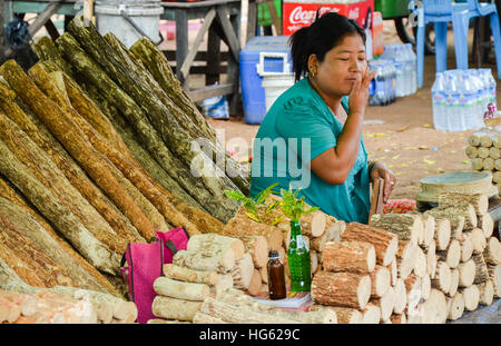 Non identificato donna birmano la preparazione di tanaka, il tradizionale faccia naturale polvere del Myanmar Foto Stock