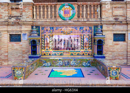 Le piastrelle smaltate del banco della provincia spagnola di Girona a Plaza de Espana, Siviglia, Spagna Foto Stock