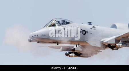 Un U.S. Air Force A-10 Thunderbolt II incendi il suo 30mm pistola ad una mitragliare bersaglio. Foto Stock