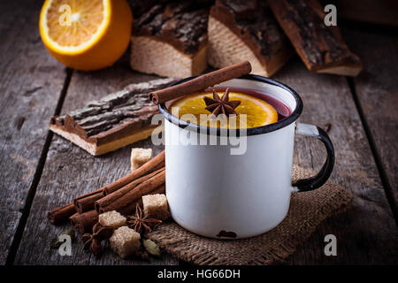 Vin brulé in tazza di ferro. Messa a fuoco selettiva Foto Stock