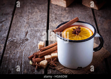 Vin brulé in tazza di ferro. Messa a fuoco selettiva Foto Stock