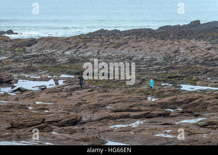 Affacciato sulla baia di Newtrain in Quies, Cornwall Foto Stock