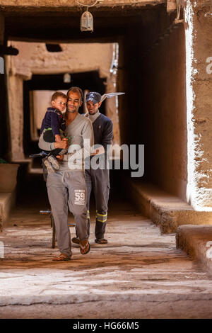 Ksar Elkhorbat, Marocco. Due uomini e giovane ragazzo a piedi nella Casbah. Foto Stock