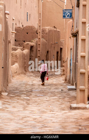 Elkhorbat, Marocco. Scena di strada in la Casbah, giovane ragazza camminare. Foto Stock