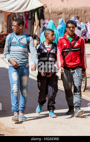 Elkhorbat, Marocco. Afro-Berber giovani uomini a piedi nel mercato. Foto Stock