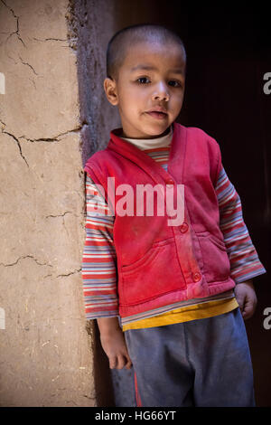 Ksar Elkhorbat, Marocco. Giovane berbero Boy. Foto Stock