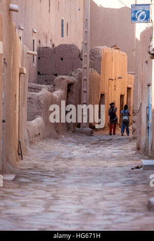 Elkhorbat, Marocco. Scena di strada. Le ragazze di casa a piedi dalla scuola. Foto Stock