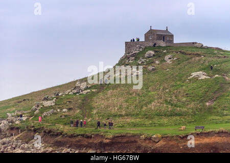 La Chiesa di San Nicola sull'isola a St Ives, da Porthmeor Beach Foto Stock