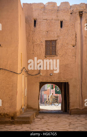 Ksar Elkhorbat, Marocco. Guardando attraverso la porta di uscita della casbah in strada al di là. Foto Stock