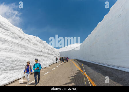 Tateyama, Giappone - 2 Maggio 2014: i turisti non identificato a piedi lungo il corridoio di neve sul Tateyama Kurobe Route Alpino, Giapponese Alp in Tateyama, Giappone Foto Stock