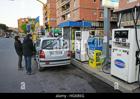 Stazione di benzina a roma fornito da Tamil, un olio italiano azienda Foto Stock