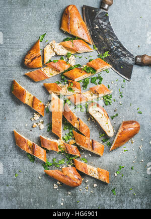 Fette di pizza turco pide con formaggio e spinaci Foto Stock