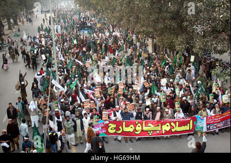 Lahore, Pakistan. 04 gen 2017. I sostenitori del Sunni Tehreek sono holding protesta rally a salvare l'Islam marzo contro il massacro di musulmani in Birmania e Siria, in Mall Road a Lahore su Mercoledì, 04 gennaio 2017. Credito: Asianet-Pakistan/Alamy Live News Foto Stock