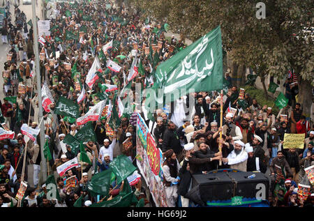 Lahore, Pakistan. 04 gen 2017. I sostenitori del Sunni Tehreek sono holding protesta rally a salvare l'Islam marzo contro il massacro di musulmani in Birmania e Siria, in Mall Road a Lahore su Mercoledì, 04 gennaio 2017. Credito: Asianet-Pakistan/Alamy Live News Foto Stock