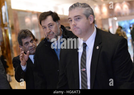 New York, Stati Uniti d'America. 4 gennaio, 2017. Un uomo non identificato è accompagnato fuori della lobby del Trump Tower dopo un evidente segno di protesta a New York, NY, il 4 gennaio 2017. Credito: MediaPunch Inc/Alamy Live News Foto Stock