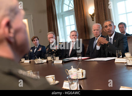 Washington, DC, Stati Uniti d'America. 4 gennaio, 2017. Il Presidente degli Stati Uniti Barack Obama parla ai media come egli si incontra con il Comune di capi di Stato Maggiore e i comandanti di combattente nel Cabinet Room alla Casa Bianca di Washington il 4 gennaio 2017. Credito: MediaPunch Inc/Alamy Live News Foto Stock