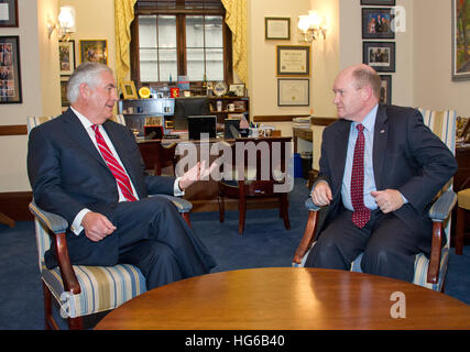 Stati Uniti Segretario di Stato designato Rex Tillerson, a sinistra si incontra con noi il senatore Chris Coon (Democratico del Delaware), a destra in Coon' Capitol Hill office in Washington, DC il mercoledì 4 gennaio, 2016. Credito: Ron Sachs/CNP /MediaPunch Foto Stock