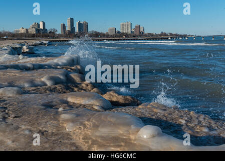 Chicago, Stati Uniti d'America. 4 gennaio, 2017. Meteo. Il gelido con la riva del lago Michigan è visto a North Avenue Beach a Chicago come un ondata di freddo ritorna alla città ventosa, con temperature di -6C. A temperature sotto lo zero sono previsioni di rimanere per il resto della settimana. © Stephen Chung/Alamy Live News Foto Stock