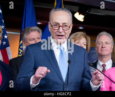 Senato degli Stati Uniti di leader della minoranza Chuck Schumer (Democratico di New York) rende il commento come la bicamerale leadership democratica incontra i giornalisti dopo il loro incontro con il Presidente degli Stati Uniti Barack Obama a escogitare una strategia su come contrastare i piani repubblicana di abrogare la cura conveniente agire (ACA) nel Campidoglio di Washington il mercoledì 4 gennaio, 2017. Appena giurato in noi il senatore Chris Van Hollen (Democratico del Maryland) guarda su da destra. Credito: Ron Sachs/CNP /MediaPunch Foto Stock