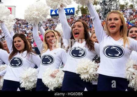 Pasadena, California, Stati Uniti d'America. Il 2 gennaio, 2017. Cheerleaders di Penn State Nittany Lions in azione durante una perdita 52-49 per l'USC Trojans nella 103 Rose Bowl gioco di Pasadena, CA. © Giovanni Pyle/ZUMA filo/Alamy Live News Foto Stock