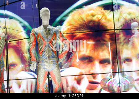 David Bowie è mostra debutta a Tokyo il 5 gennaio 2017 a Tokyo, Giappone. Più di 300 oggetti visualizzati sono stati inclusi i costumi originali, i testi manoscritti, fotografie e filmati del leggendario cantante scomparso il 10 gennaio 2016 all'età di 69. Sin dal suo lancio a Londra il Victoria and Albert Museum (V&A) nel 2013, la mostra ha viaggiato in diverse città in tutto il mondo tra cui Parigi, Berlino e Chicago. La mostra si apre ufficialmente il 8 gennaio che sarebbe stato Bowie il settantesimo compleanno e corre fino ad aprile 9. © Rodrigo Reyes Marin/AFLO/Alamy Live News Foto Stock