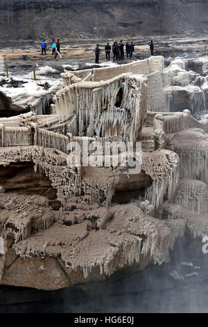 Jixian. Gen 5, 2017. I turisti vista Hukou la cascata del Fiume Giallo e la separazione dello Shanxi e Shaanxi Province nel nord della Cina. © Zhan Yan/Xinhua/Alamy Live News Foto Stock
