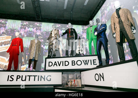 David Bowie è mostra debutta a Tokyo il 5 gennaio 2017 a Tokyo, Giappone. Più di 300 oggetti visualizzati sono stati inclusi i costumi originali, i testi manoscritti, fotografie e filmati del leggendario cantante scomparso il 10 gennaio 2016 all'età di 69. Sin dal suo lancio a Londra il Victoria and Albert Museum (V&A) nel 2013, la mostra ha viaggiato in diverse città in tutto il mondo tra cui Parigi, Berlino e Chicago. La mostra si apre ufficialmente il 8 gennaio che sarebbe stato Bowie il settantesimo compleanno e corre fino ad aprile 9. © Rodrigo Reyes Marin/AFLO/Alamy Live News Foto Stock