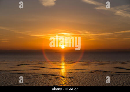 St Brides, Wales, Regno Unito. 5 gennaio 2017. Alba sul Canale di Bristol dopo la notte più freddi dell'inverno finora, oggi 5 gennaio 2017. Temperature oscillato intorno -3,5 gradi centigradi questa mattina vicino a St Brides, nel Galles del Sud. © Chris Stevenson/Alamy Live News Foto Stock