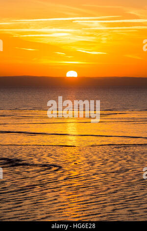 St Brides, Wales, Regno Unito. 5 gennaio 2017. Alba sul Canale di Bristol dopo la notte più freddi dell'inverno finora, oggi 5 gennaio 2017. Temperature oscillato intorno -3,5 gradi centigradi questa mattina vicino a St Brides, nel Galles del Sud. © Chris Stevenson/Alamy Live News Foto Stock