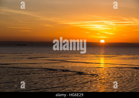 St Brides, Wales, Regno Unito. 5 gennaio 2017. Alba sul Canale di Bristol dopo la notte più freddi dell'inverno finora, oggi 5 gennaio 2017. Temperature oscillato intorno -3,5 gradi centigradi questa mattina vicino a St Brides, nel Galles del Sud. © Chris Stevenson/Alamy Live News Foto Stock