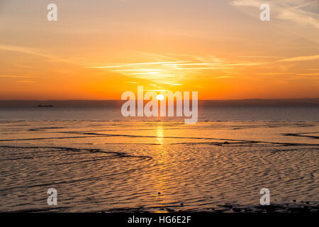 St Brides, Wales, Regno Unito. 5 gennaio 2017. Alba sul Canale di Bristol dopo la notte più freddi dell'inverno finora, oggi 5 gennaio 2017. Temperature oscillato intorno -3,5 gradi centigradi questa mattina vicino a St Brides, nel Galles del Sud. © Chris Stevenson/Alamy Live News Foto Stock