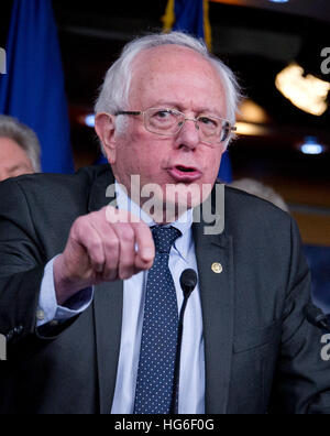 Washington, USA. 04 gen 2017. Stati Uniti il senatore Bernie Sanders (indipendente del Vermont) rende il commento come la bicamerale leadership democratica incontra i giornalisti dopo il loro incontro con il Presidente degli Stati Uniti Barack Obama a escogitare una strategia su come contrastare i piani repubblicana di abrogare la cura conveniente agire (ACA) nel Campidoglio di Washington il mercoledì 4 gennaio, 2017. Credito: Ron Sachs/CNP - nessun filo SERVICE - foto: Ron Sachs/consolidato/dpa/Alamy Live News Foto Stock