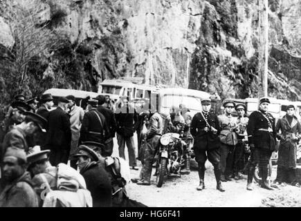 Il quadro della propaganda nazista mostra i rifugiati di guerra spagnoli al confine tra Spagna e Francia. La foto è stata scattata nell'aprile 1938. Fotoarchiv für Zeitgeschichtee - NESSUN SERVIZIO DI CABLAGGIO - | utilizzo in tutto il mondo Foto Stock