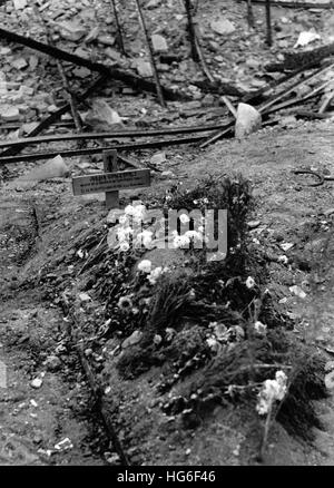 L'immagine della propaganda nazista mostra la tomba di un soldato morto dell'accademia di fanteria di Toledo dopo l'occupazione attraverso le truppe di Francos. La foto è stata scattata a Toledo, Spagna, novembre 1936. Fotoarchiv für Zeitgeschichtee - NESSUN SERVIZIO DI CABLAGGIO - | utilizzo in tutto il mondo Foto Stock