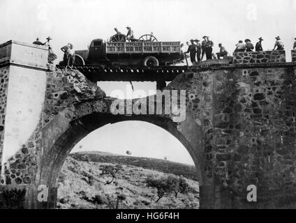 L'immagine della propaganda nazista mostra la ricostruzione di un ponte distrutto dalle truppe francos durante la guerra civile spagnola in Spagna, 20 settembre 1936. Fotoarchiv für Zeitgeschichtee - NESSUN SERVIZIO DI CABLAGGIO - | utilizzo in tutto il mondo Foto Stock