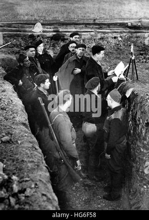 La foto della propaganda nazista mostra i membri della milizia carlista 'Requeté' sul fronte durante la guerra civile spagnola a Madrid, Spagna, dicembre 1936. Fotoarchiv für Zeitgeschichtee - NESSUN SERVIZIO DI CABLAGGIO - | utilizzo in tutto il mondo Foto Stock